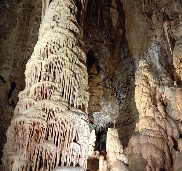 Magnifiques formations rocheuses et stalactites majestueuses illuminées à l'intérieur d'une grotte à Meyrueis en Lozère 48