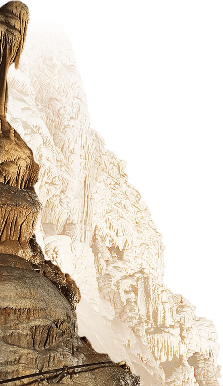 Formations rocheuses complexes et stalagmites beige clair à l'intérieur d'une grotte à Meyrueis en Lozère 48